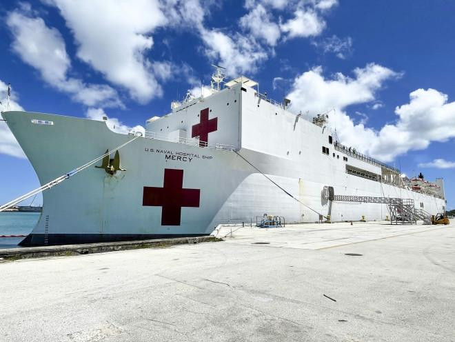 Tàu USNS Mercy cập cảng Vũng Rô - Phú Yên ngày 19/6. Ảnh US Navy