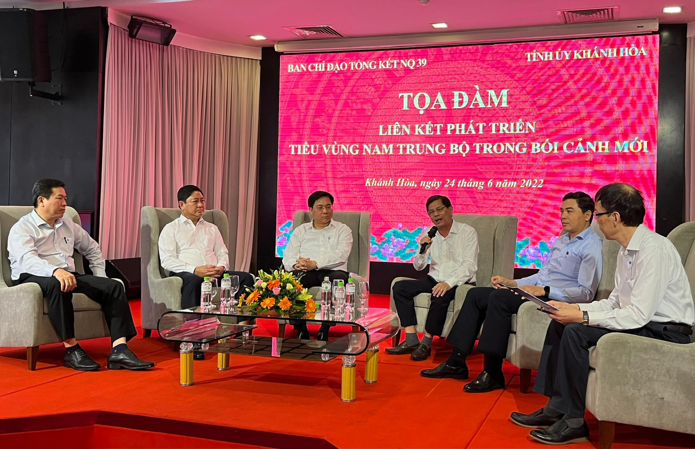 Lãnh đạo các tỉnh Nam Trung bộ trao đổi về giải pháp liên kết, phát triển vùng Lãnh đạo các tỉnh Nam Trung bộ trao đổi về giải pháp liên kết, phát triển vùng