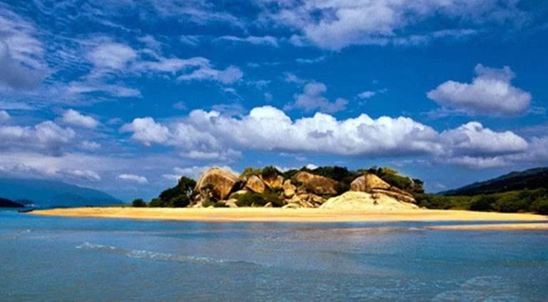 Đảo Hòn Thị có vẻ đẹp hoang sơ. Ảnh Internet. Đảo Hòn Thị có vẻ đẹp hoang sơ. Ảnh Internet.