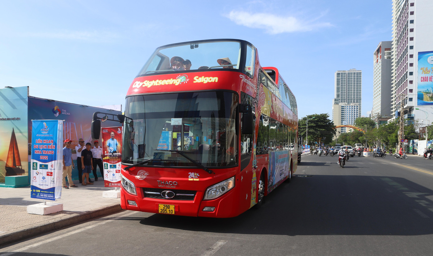 Xe buýt 2 tầng đón du khách tại Quảng trường 2/4 - Nha Trang