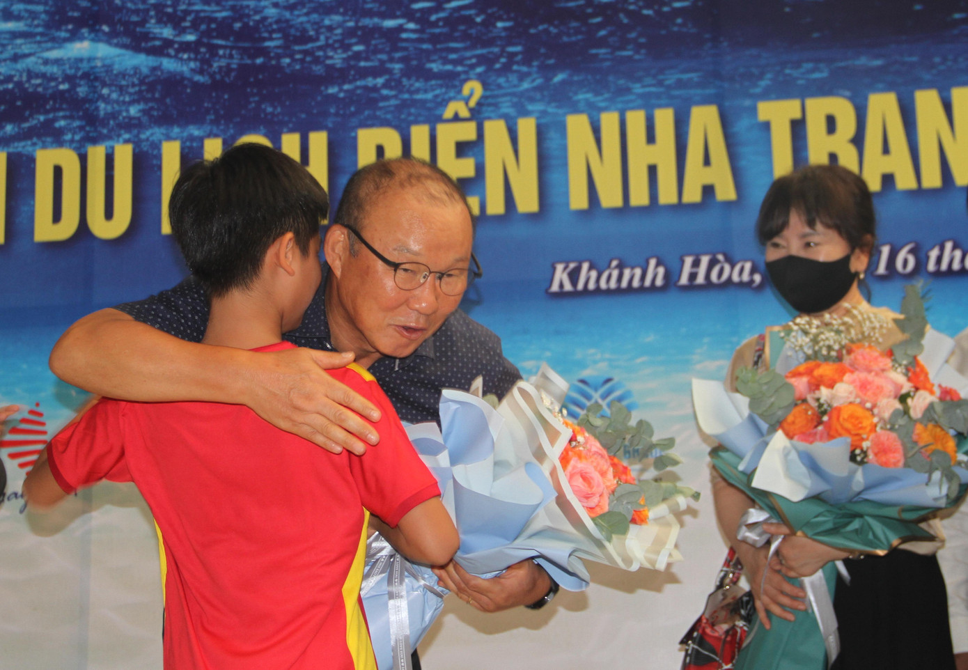 HLV Park Hang - Seo kí tặng (ảnh trên) và nhận hoa từ các cầu thủ nhí Khánh Hoà