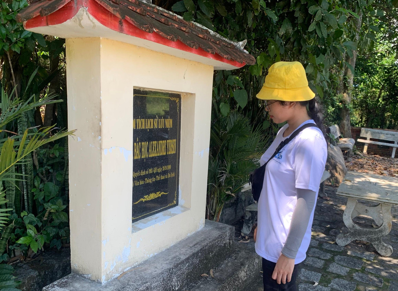 Du khách tham quan khu mộ bác sĩ Yersin ở huyện Cam Lâm