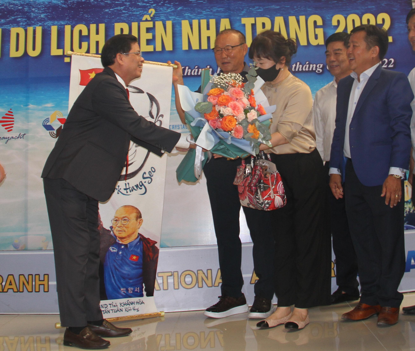 Lãnh đạo tỉnh Khánh Hoà tặng hoa cho vợ chồng HLV Park Hang Seo