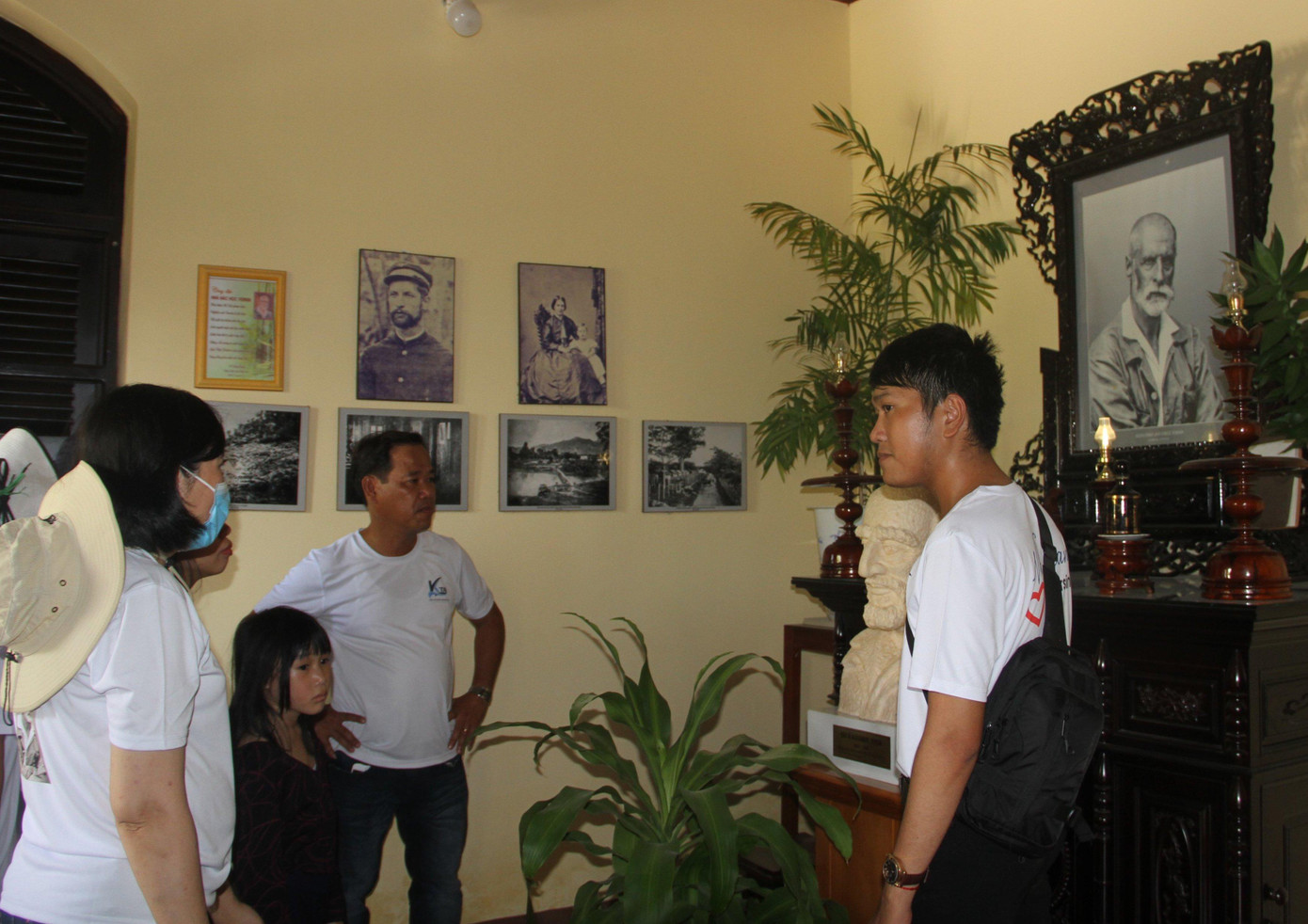 Du khách tìm hiểu cuộc đời bác sĩ Yersin tại bảo tàng về ông ở Nha Trang