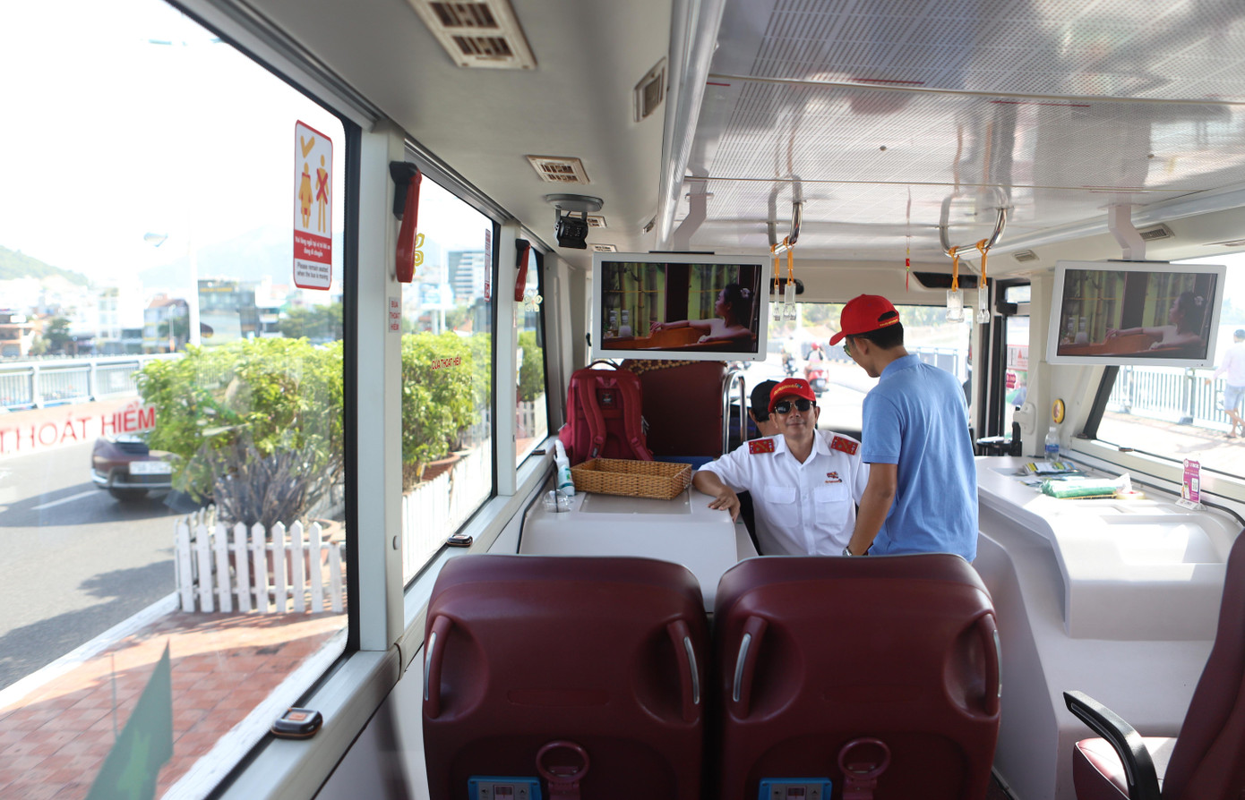 Trên xe buýt 2 tầng có màn hình tivi quảng bá du lịch Nha Trang