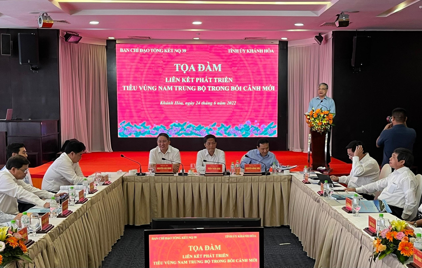 Các đại biểu, lãnh đạo dự toạ đàm về liên kết phát triển tiểu vùng Nam Trung bộ. Các đại biểu, lãnh đạo dự toạ đàm về liên kết phát triển tiểu vùng Nam Trung bộ.