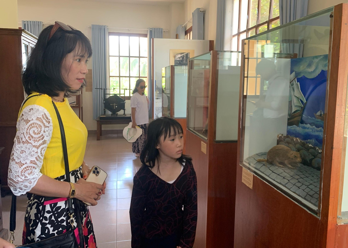Chị Ngọc Tuyết cùng con gái tham quan Viện Hải dương học Nha Trang