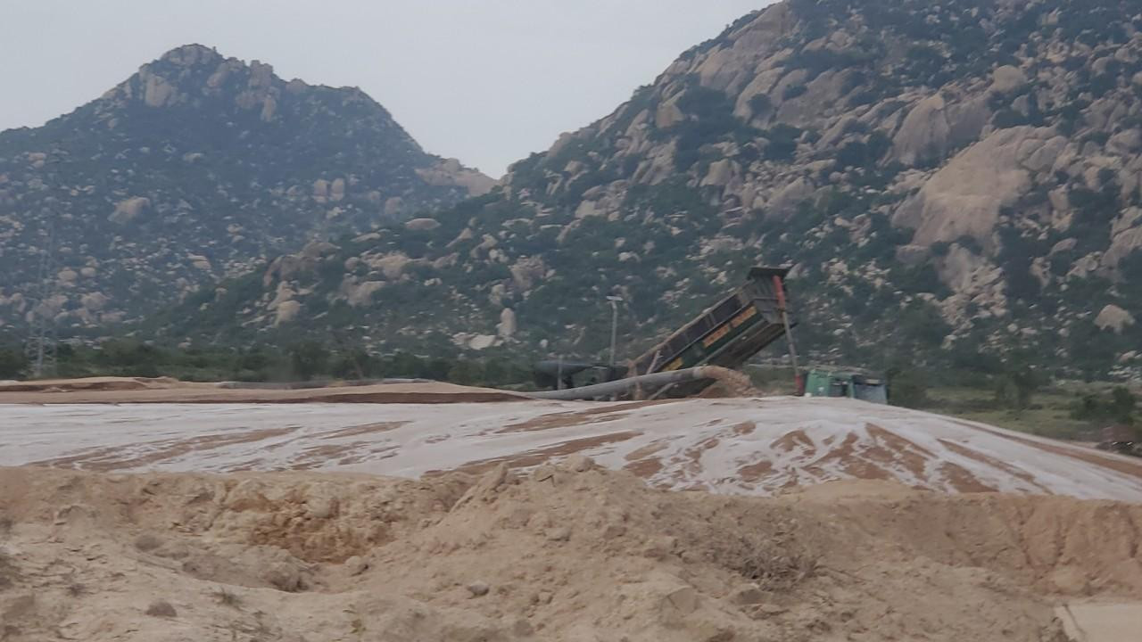 Khu vực rửa cát này tại KCN Phước Nam được xác định là chưa được phép hoạt động. Khu vực rửa cát này tại KCN Phước Nam được xác định là chưa được phép hoạt động.