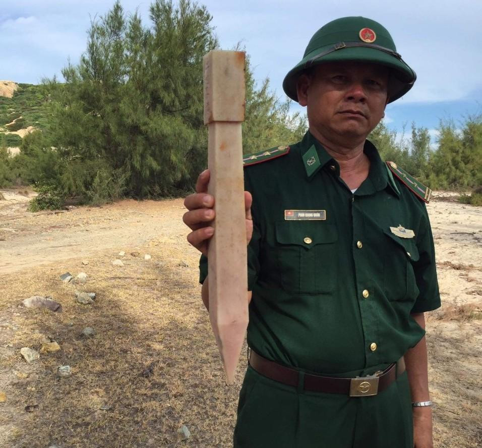 Lực lượng Bộ đội Biên phòng Khánh Hoà đã thu giữ cọc nhựa ghi chữ Trung Quốc. Ảnh Bộ đội Biên phòng Khánh Hoà cung cấp. Lực lượng Bộ đội Biên phòng Khánh Hoà đã thu giữ cọc nhựa ghi chữ Trung Quốc. Ảnh Bộ đội Biên phòng Khánh Hoà cung cấp.