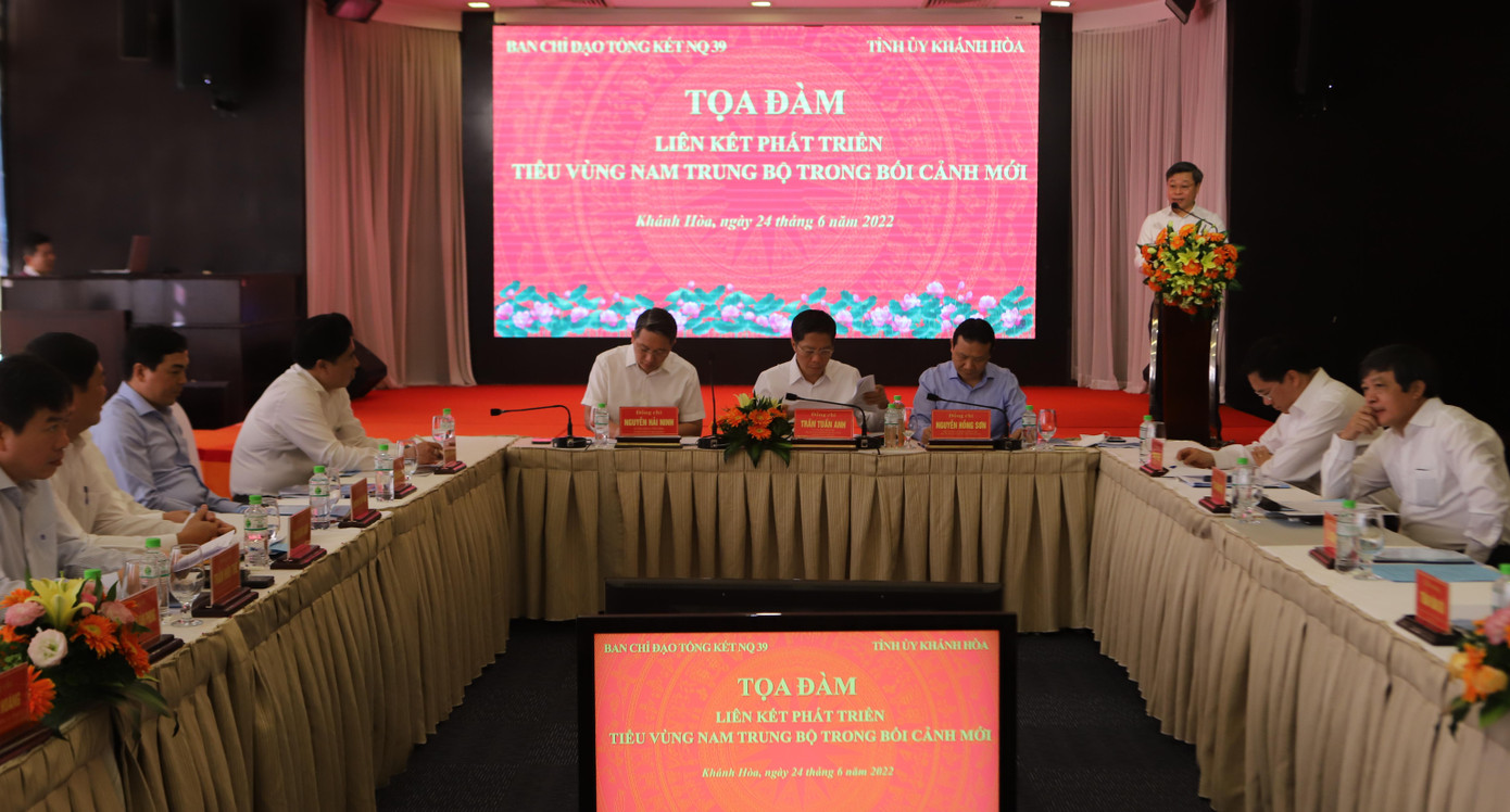 Đại biểu phát biểu tham luận tại toạ đàm về liên kết phát triển tiểu vùng Nam Trung bộ Đại biểu phát biểu tham luận tại toạ đàm về liên kết phát triển tiểu vùng Nam Trung bộ