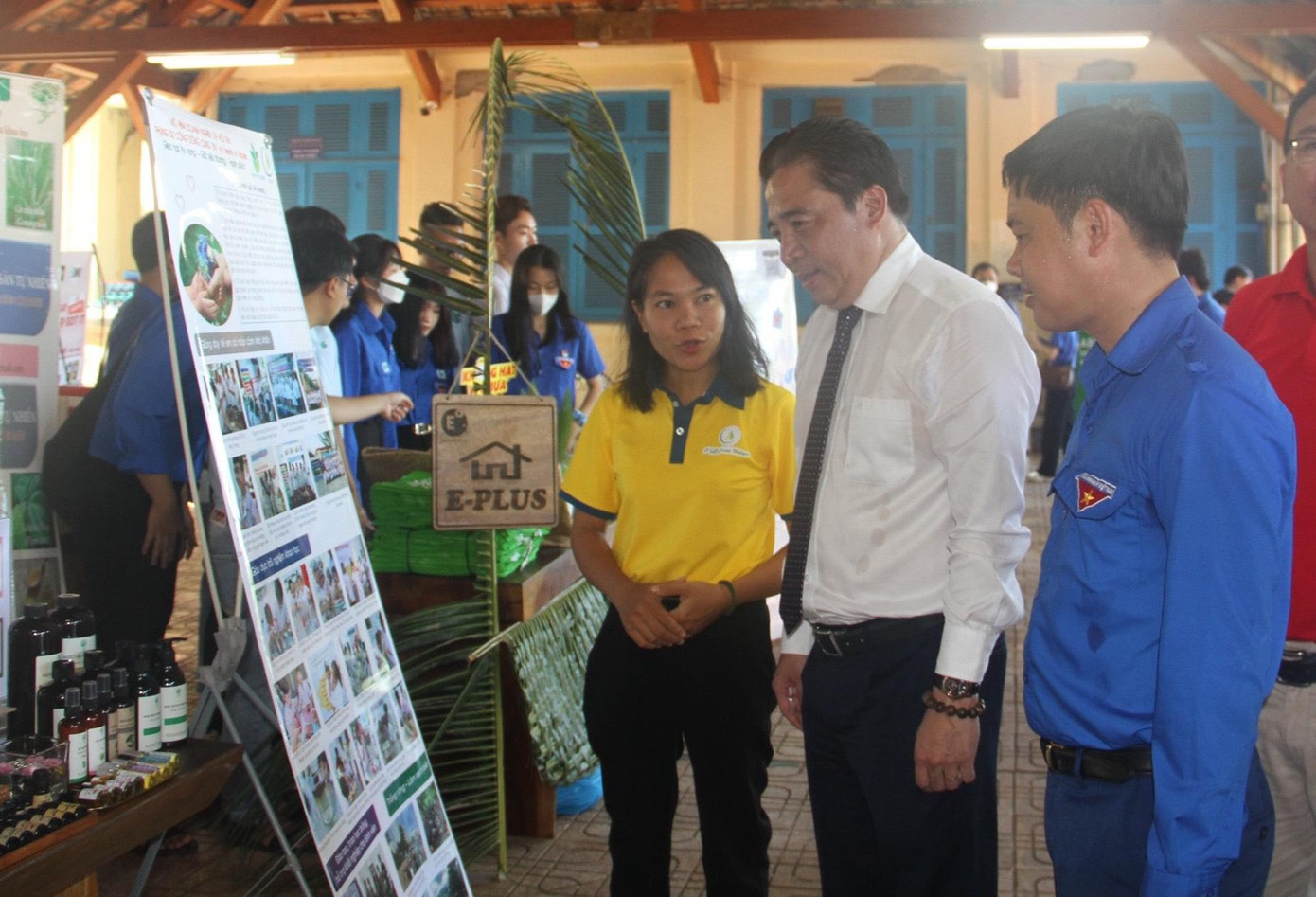 Lãnh đạo tỉnh Khánh Hoà xem ảnh tại triển lãm ảnh “Hồi sinh màu xanh Trái đất”