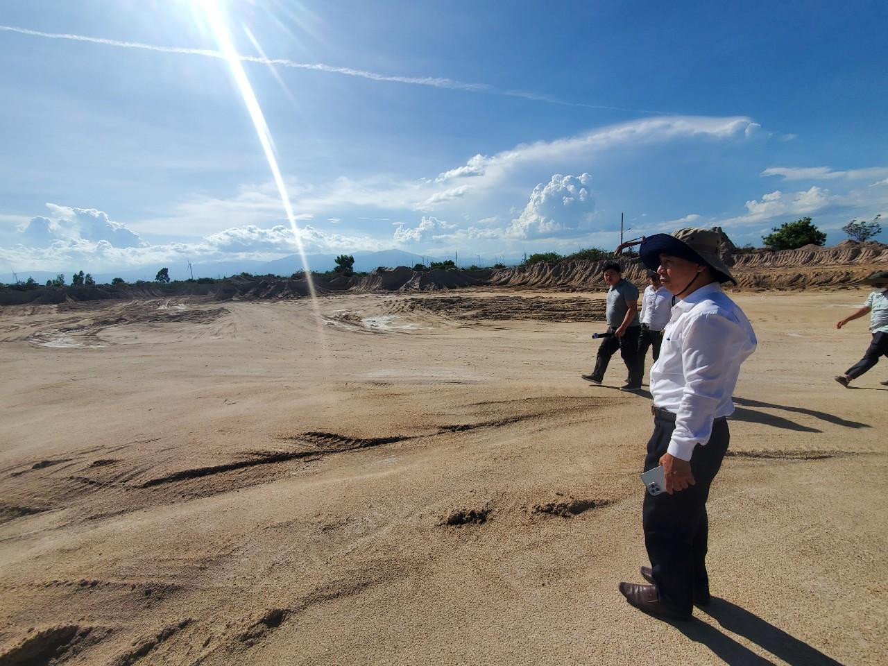 Khu vực chủ đầu tư KCN Phước Nam cho khai thác đất trái phép. Khu vực chủ đầu tư KCN Phước Nam cho khai thác đất trái phép.