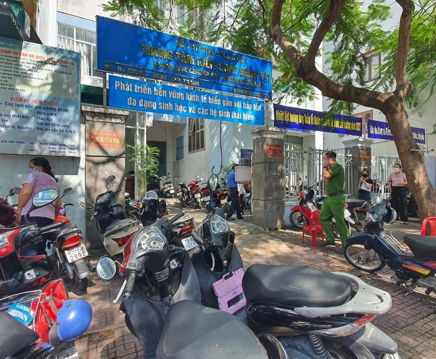 Lực lượng công an đến khám xét tại trụ sở CDC Khánh Hoà