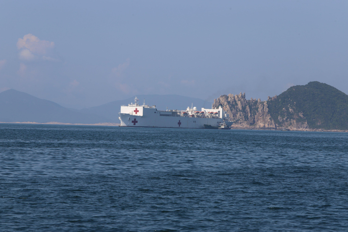 Tàu bệnh viện hải quân Mỹ USNS Mercy đang neo đậu tại Vũng Rô sau khi đến Phú Yên từ hôm 19/6.