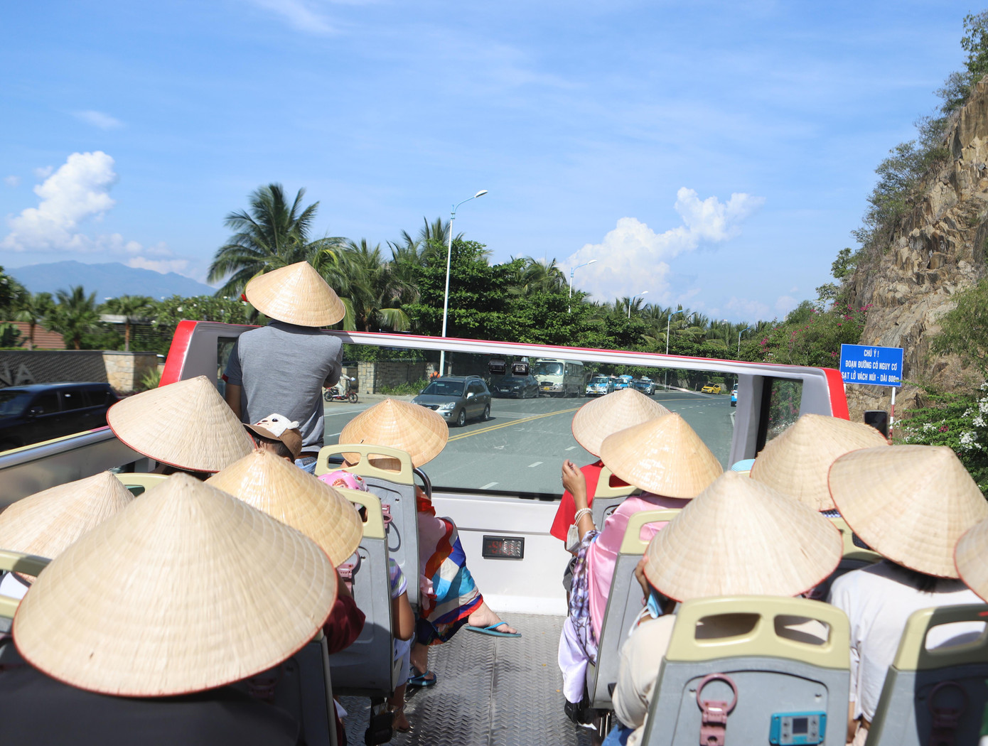 Xe buýt 2 tầng chở du khách chạy dọc các tuyến đường biển Nha Trang