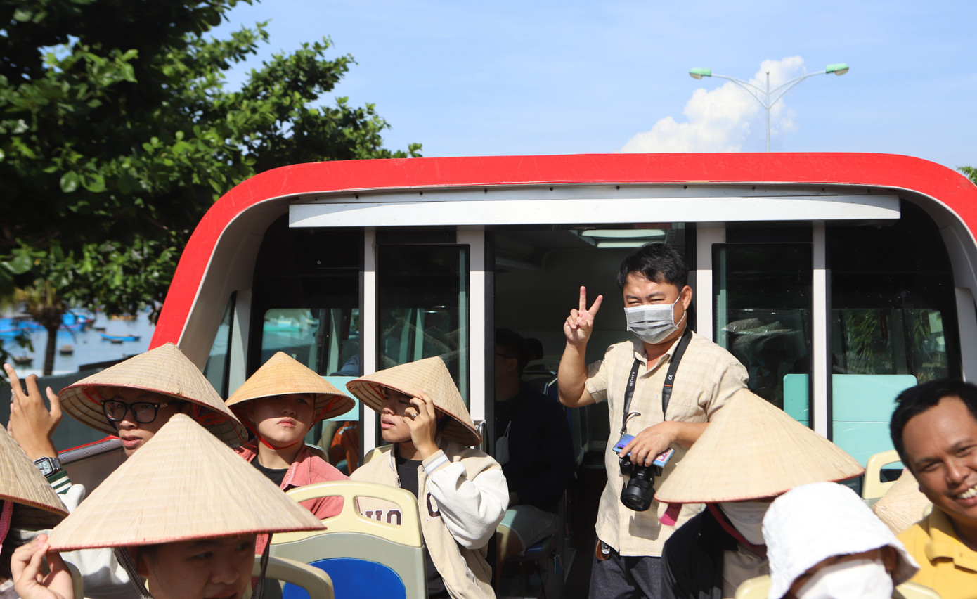 Du khách thích thú được ngắm biển Nha Trang trên xe buýt 2 tầng