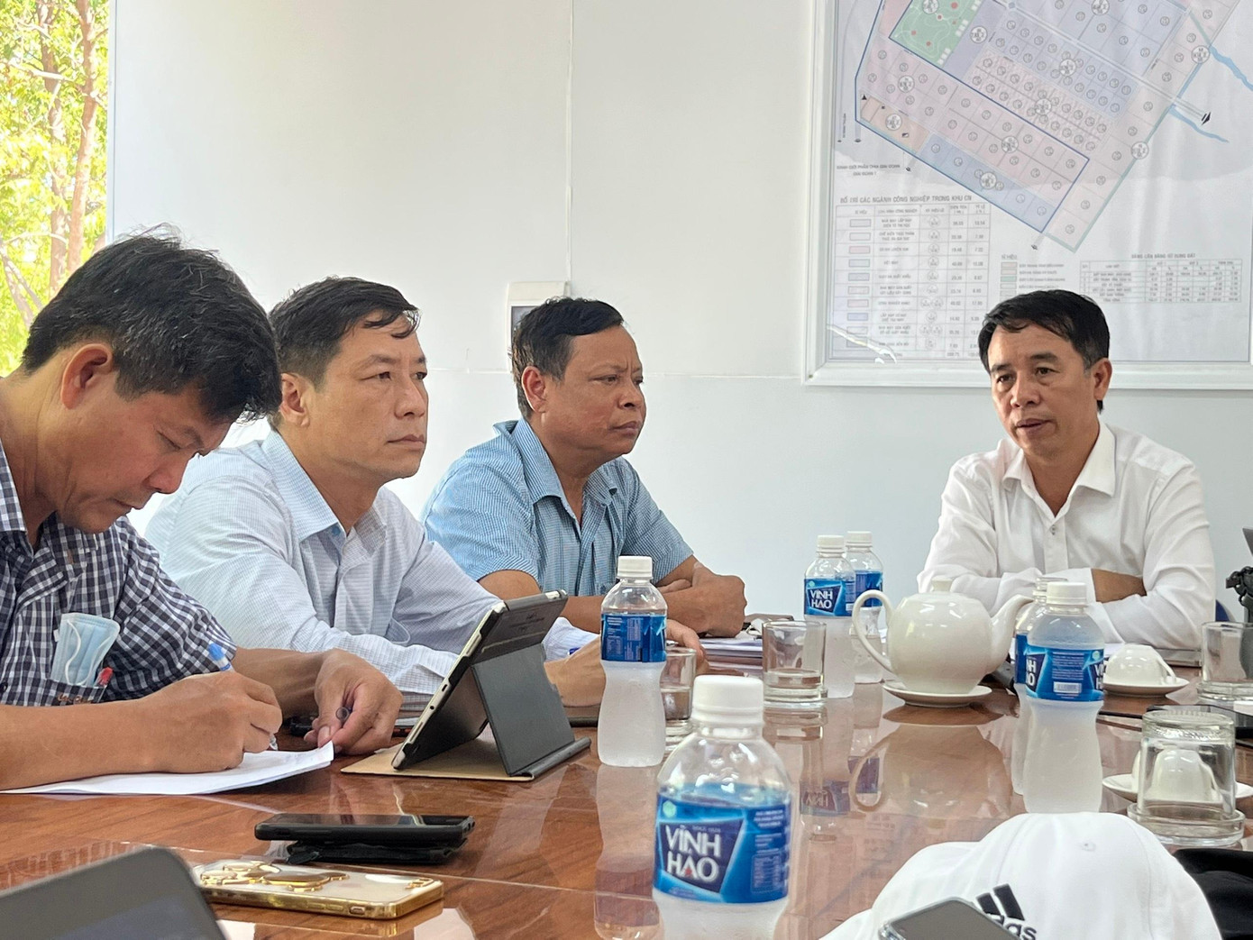 Ông Nguyễn Văn Quế (bên phải ảnh) kết luận sau buổi kiểm tra thực địa tại KCN Phước Nam Ông Nguyễn Văn Quế (bên phải ảnh) kết luận sau buổi kiểm tra thực địa tại KCN Phước Nam