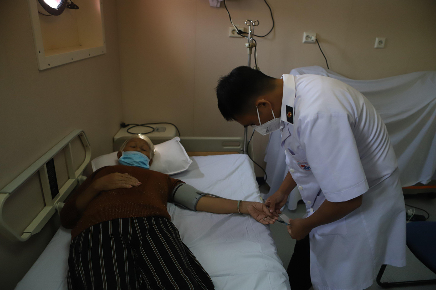 Các bác sỹ Tàu bệnh viện 561 tận tình khám chữa bệnh cho người dân địa phương