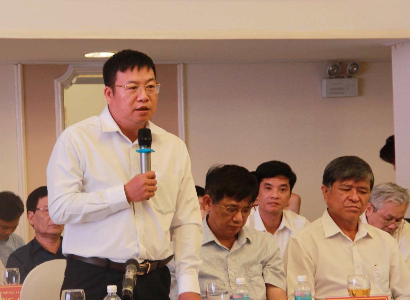 Ông Võ Hoàn Hải (đứng) nói rằng việc tăng học phí sẽ gây khó khăn cho vùng nông thôn ở Khánh Hoà Ông Võ Hoàn Hải (đứng) nói rằng việc tăng học phí sẽ gây khó khăn cho vùng nông thôn ở Khánh Hoà