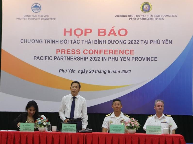 Giám đốc Sở Thông tin - Truyền thông Phú Yên Trần Thanh Hưng (đứng) đồng chủ trì họp báo