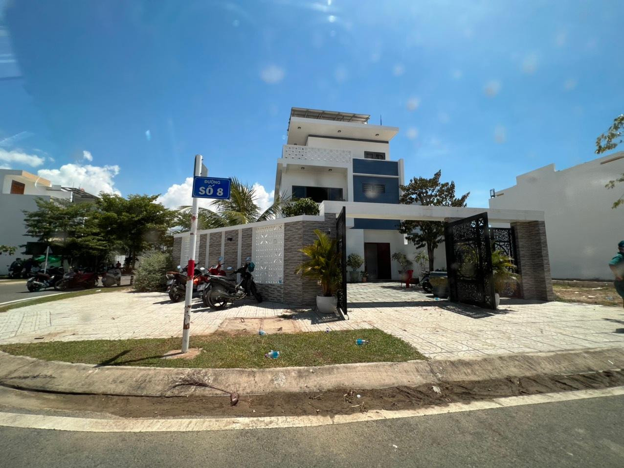 Công an đang phong toả hiện trường điều tra vụ cháy tại căn biệt thự