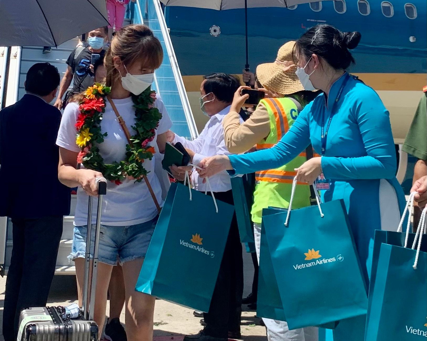 Vietnam Airlines tặng quà cho du khách quốc tế đến từ Singapore. Ảnh T.H