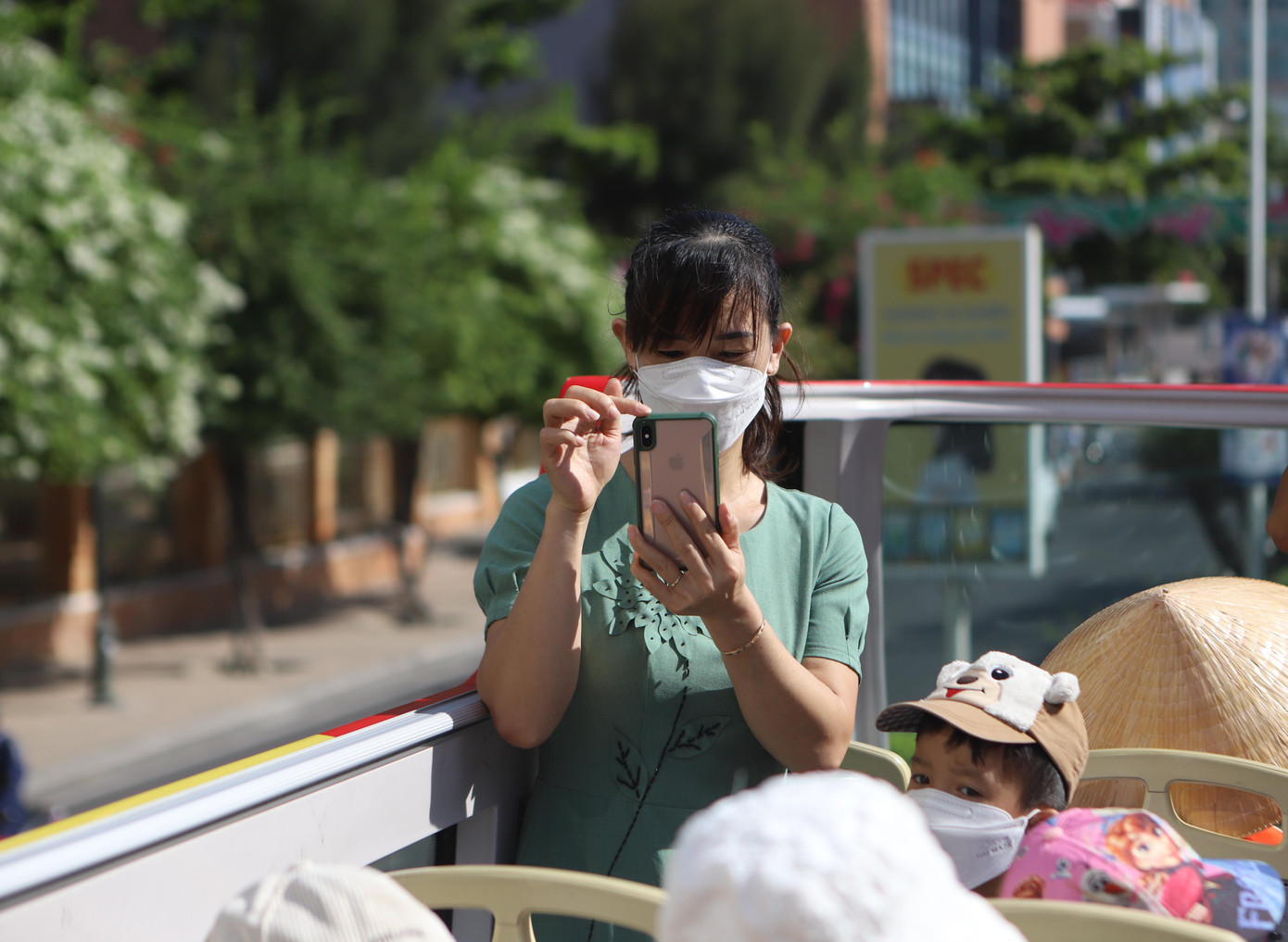 Chị Ann Anh Nguyễn cùng gia đình thích thú trải nghiệm ngắm Nha Trang trên xe buýt 2 tầng