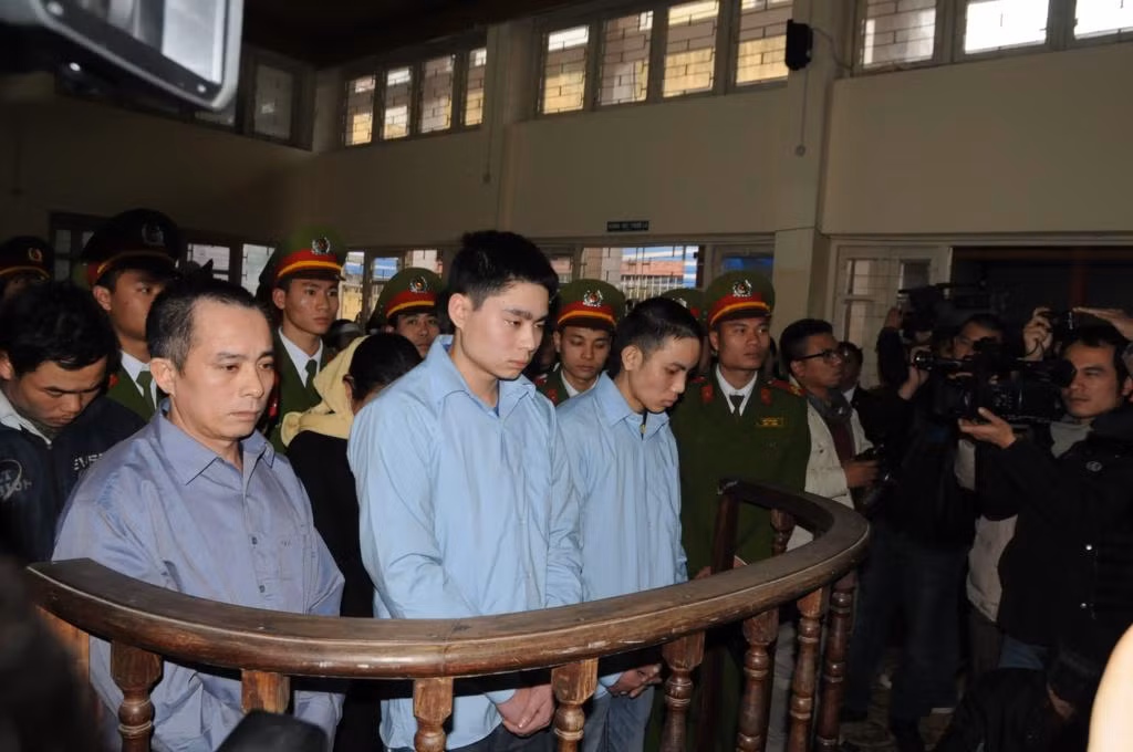 Lê Văn Luyện và các bạ cáo tại phiên tòa chiều nay (11 - 1). Ảnh: Tuấn Nguyễn