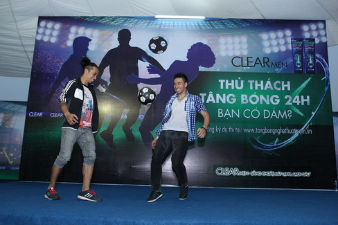 Ca sĩ Phạm Anh Khoa và Nam The Man trình diễn màn tâng bóng nghệ thuật