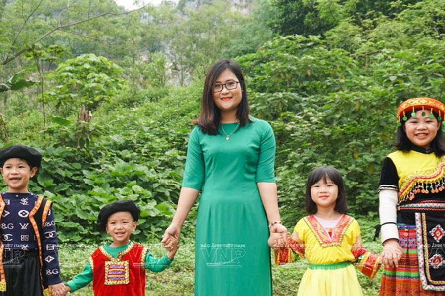 Hà Ánh Phượng cùng học sinh của mình