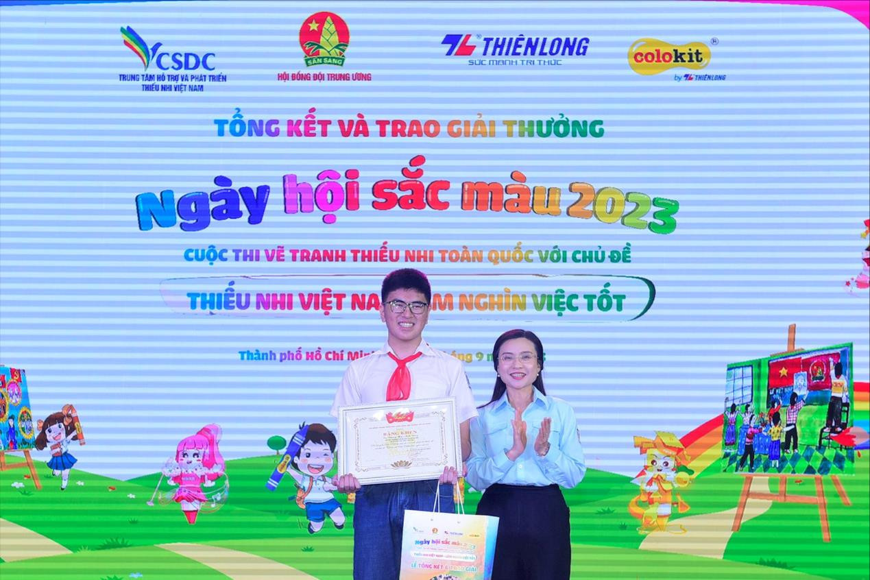 Chị Nguyễn Phạm Duy Trang - Bí thư T.Ư Đoàn, Chủ tịch Hội đồng Đội T.Ư trao tặng giải Đặc biệt cho thí sinh Đặng Hà Anh Duy.