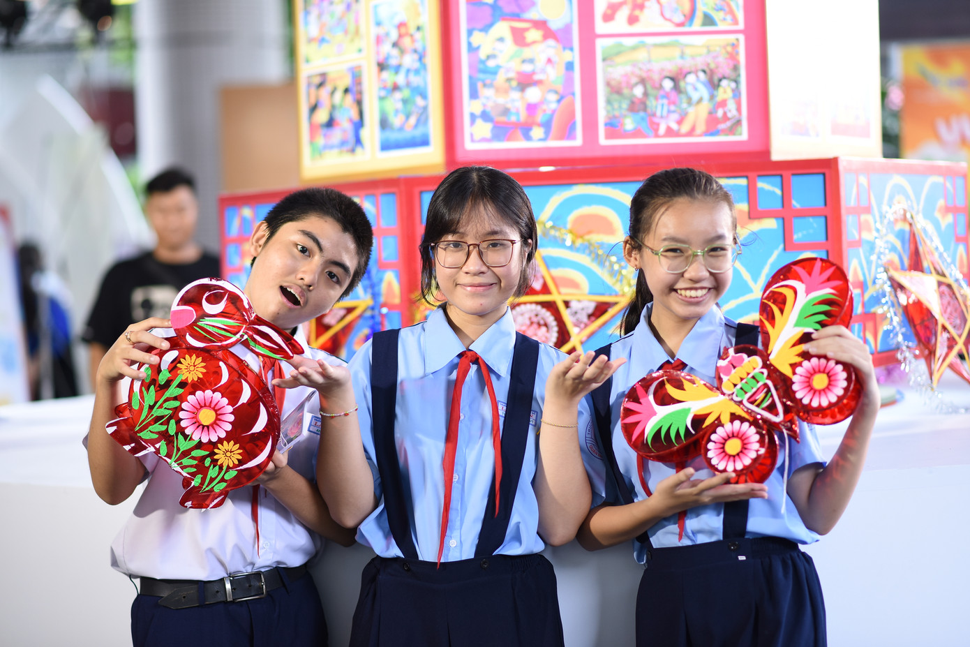 Các em thiếu nhi hào hứng tham gia hoạt động trải nghiệm tại lễ tổng kết với những chiếc đèn lồng đặc biệt