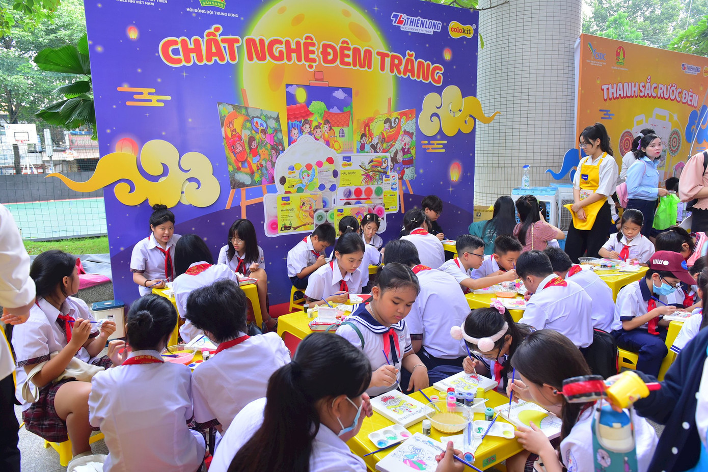 Các em thiếu nhi tham gia vẽ tranh trải nghiệm tại lễ tổng kết