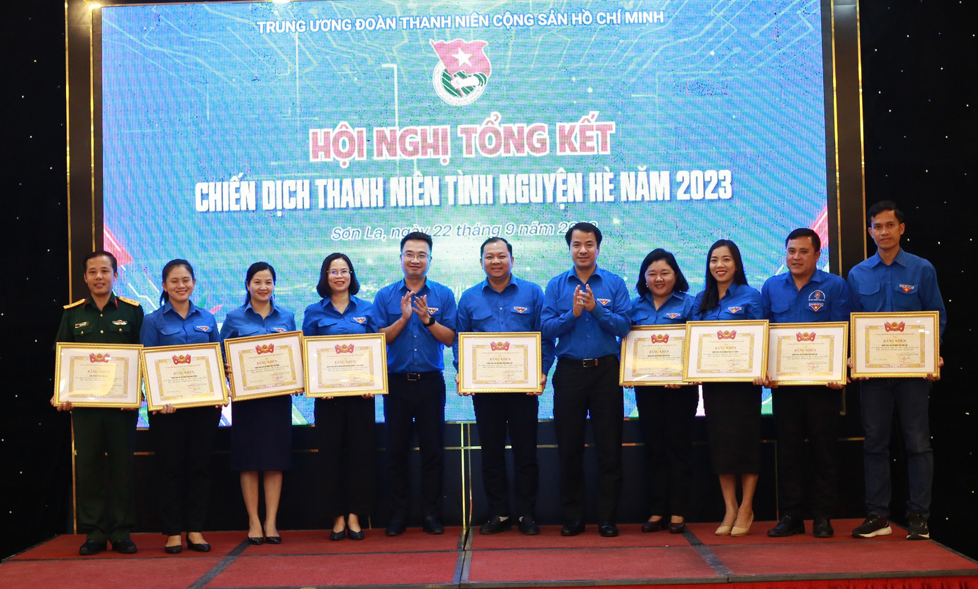 Bí thư T.Ư Đoàn Ngô Văn Cương và Bí thư T.Ư Đoàn Nguyễn Tường Lâm trao tặng Bằng khen tập thể có thành tích xuất sắc trong triển khai, tổ chức các hoạt động Chiến dịch TNTN Hè 2023. Ảnh: Bảo Anh Bí thư T.Ư Đoàn Ngô Văn Cương và Bí thư T.Ư Đoàn Nguyễn Tường Lâm trao tặng Bằng khen tập thể có thành tích xuất sắc trong triển khai, tổ chức các hoạt động Chiến dịch TNTN Hè 2023. Ảnh: Bảo Anh