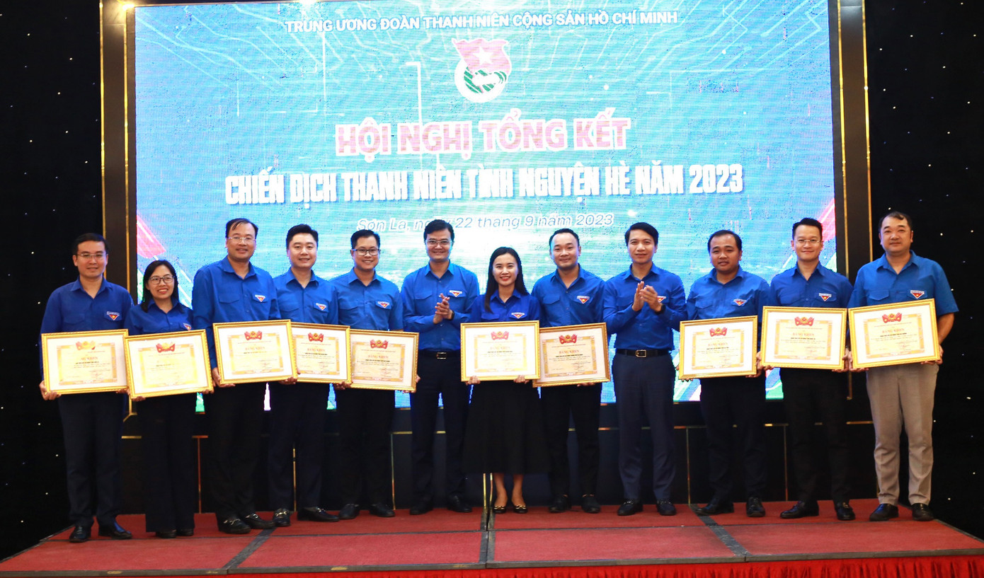 Bí thư thứ nhất T.Ư Đoàn Quang Huy, Bí thư thường trực T.Ư Đoàn Nguyễn Ngọc Lượng trao tặng Bằng khen tập thể có thành tích xuất sắc trong triển khai, tổ chức các hoạt động Chiến dịch TNTN Hè 2023. Ảnh: Bảo Anh Bí thư thứ nhất T.Ư Đoàn Quang Huy, Bí thư thường trực T.Ư Đoàn Nguyễn Ngọc Lượng trao tặng Bằng khen tập thể có thành tích xuất sắc trong triển khai, tổ chức các hoạt động Chiến dịch TNTN Hè 2023. Ảnh: Bảo Anh