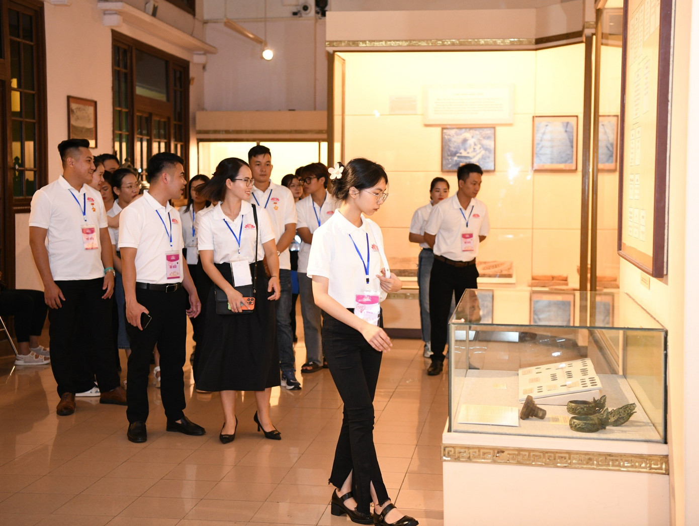 Các đại biểu tham quan, trải nghiệm trong Bảo tàng Các đại biểu tham quan, trải nghiệm trong Bảo tàng