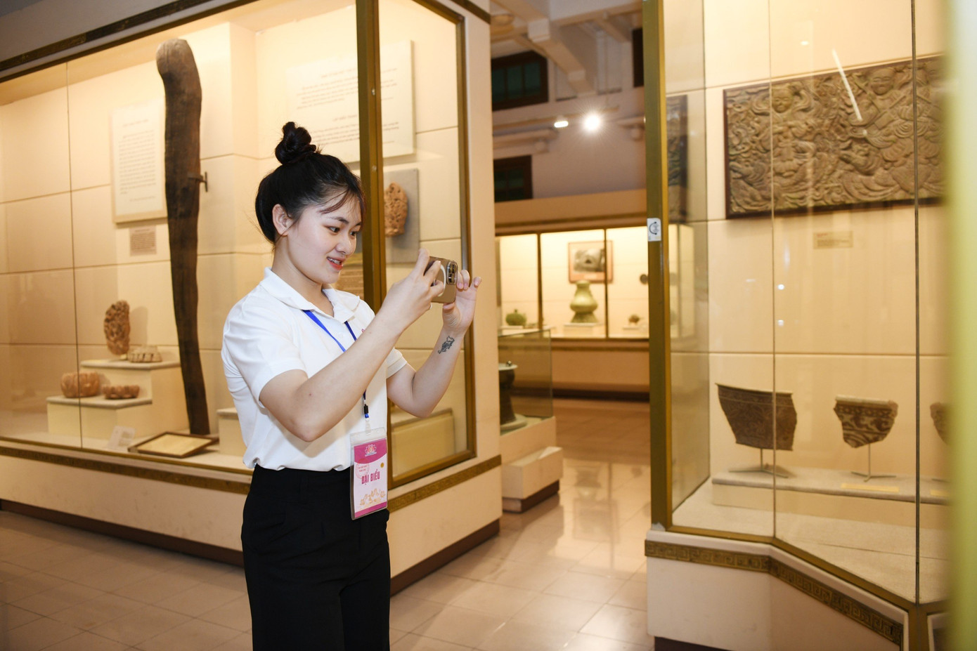 Nữ đại biểu Thào Thị Anh ghi lại các hình ảnh, hiện vật tại Bảo tàng Nữ đại biểu Thào Thị Anh ghi lại các hình ảnh, hiện vật tại Bảo tàng