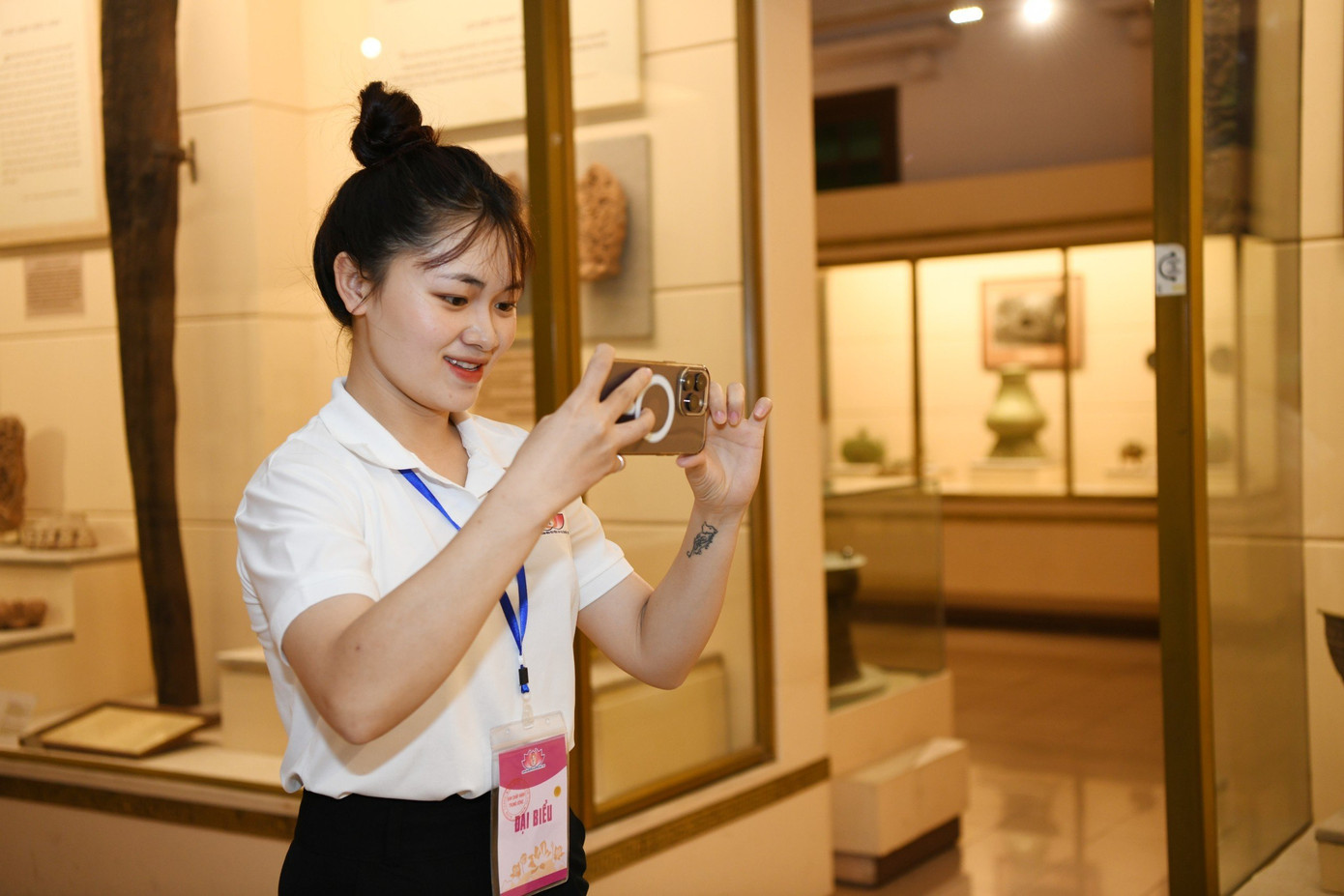 Nữ đại biểu Thào Thị Anh ghi lại các hình ảnh, hiện vật tại Bảo tàng Nữ đại biểu Thào Thị Anh ghi lại các hình ảnh, hiện vật tại Bảo tàng