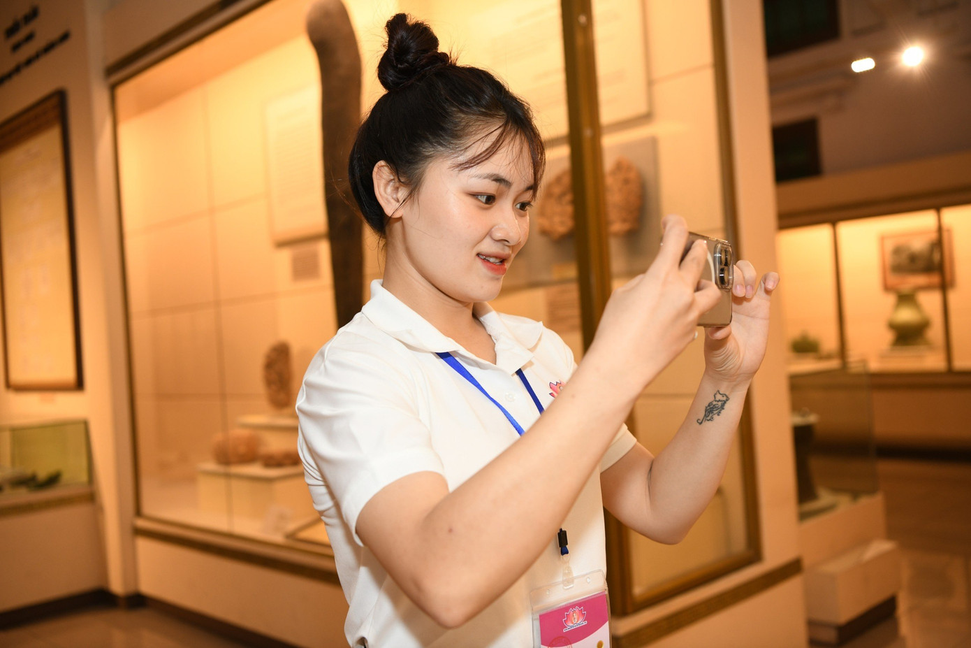 Nữ đại biểu Thào Thị Anh ghi lại các hình ảnh, hiện vật tại Bảo tàng Nữ đại biểu Thào Thị Anh ghi lại các hình ảnh, hiện vật tại Bảo tàng