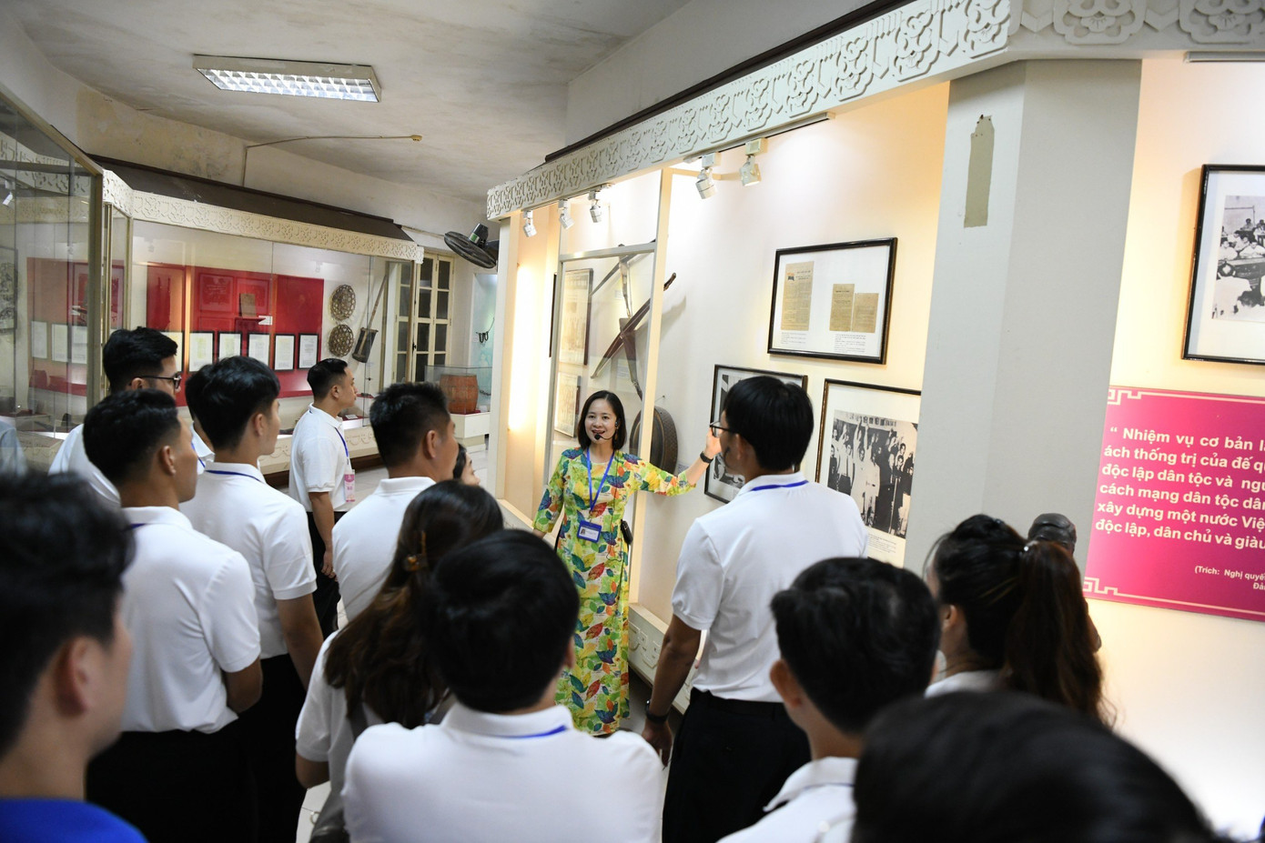 Các đại biểu tham quan, trải nghiệm trong Bảo tàng Các đại biểu tham quan, trải nghiệm trong Bảo tàng