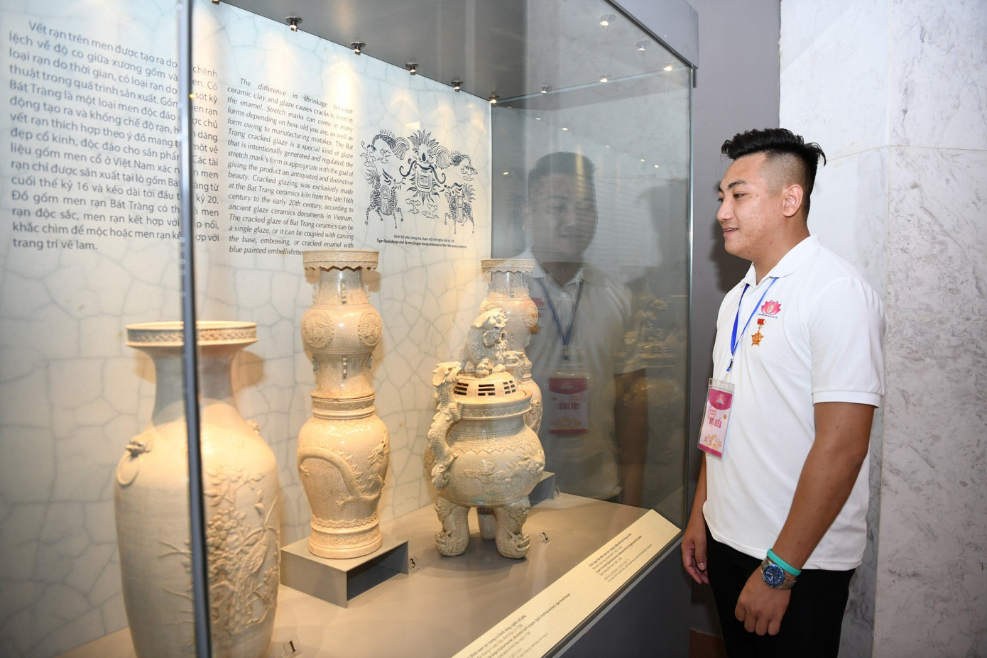 Anh Nguyễn Văn Hải - Bí thư Chi Đoàn Trung tâm Y tế Thị xã Mường Lay, tỉnh Điện Biên xem các hiện vật tại Bảo tàng Lịch sử Quốc gia Việt Nam. Anh Nguyễn Văn Hải - Bí thư Chi Đoàn Trung tâm Y tế Thị xã Mường Lay, tỉnh Điện Biên xem các hiện vật tại Bảo tàng Lịch sử Quốc gia Việt Nam.