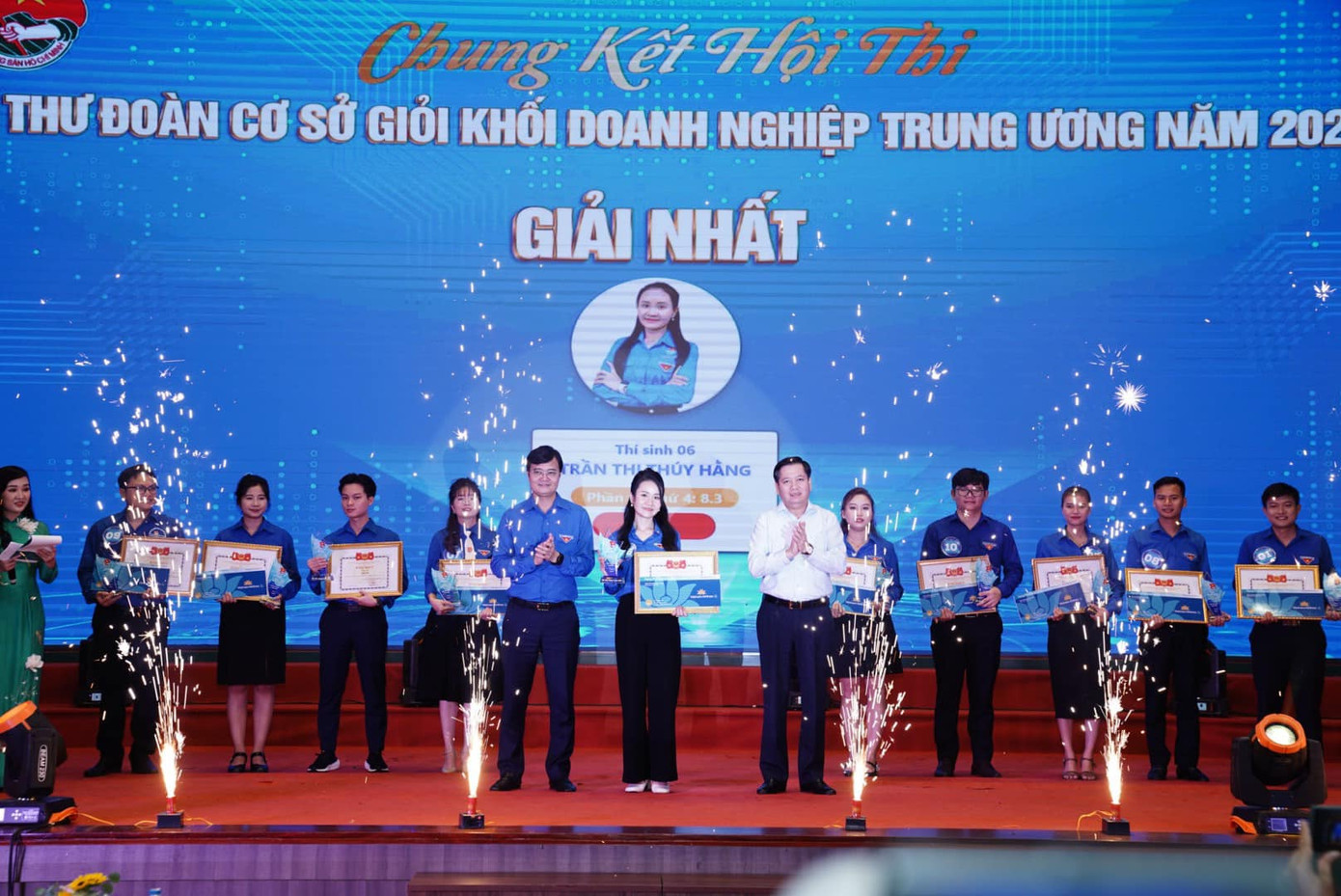 Bí thư Đảng ủy Khối Doanh nghiệp T.Ư Nguyễn Hải Long (bên phải) và Bí thư thứ nhất T.Ư Đoàn Bùi Quang Huy trao giải Nhất cho thí sinh Trần Thị Thúy Hằng.