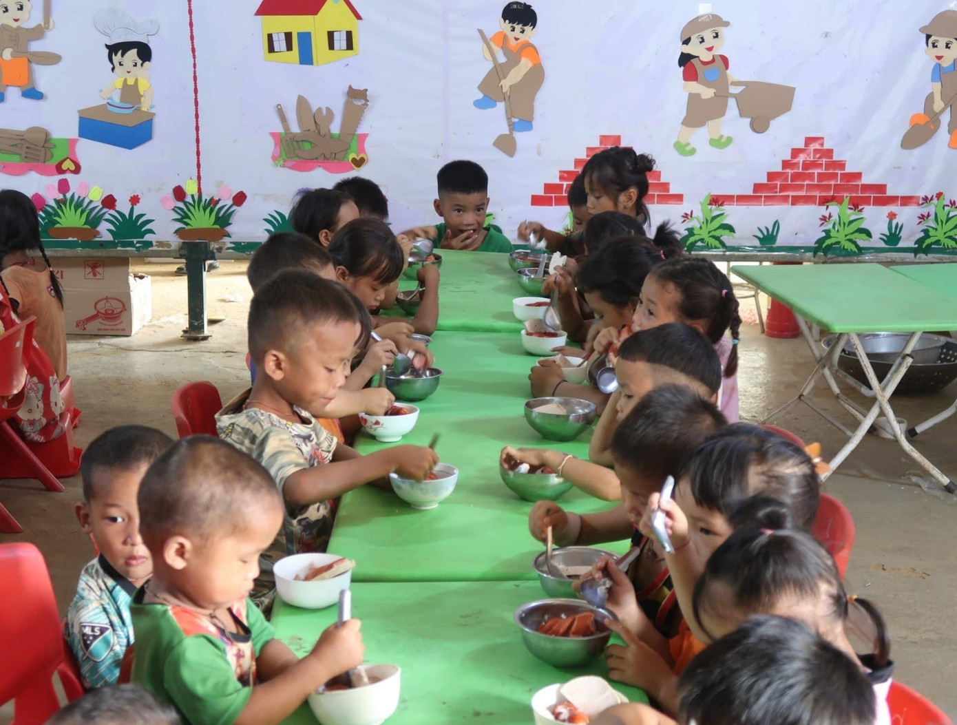 Các em điểm trường Kéo Đứa ăn "Bữa cơm có thịt” do đoàn tình nguyện nấu