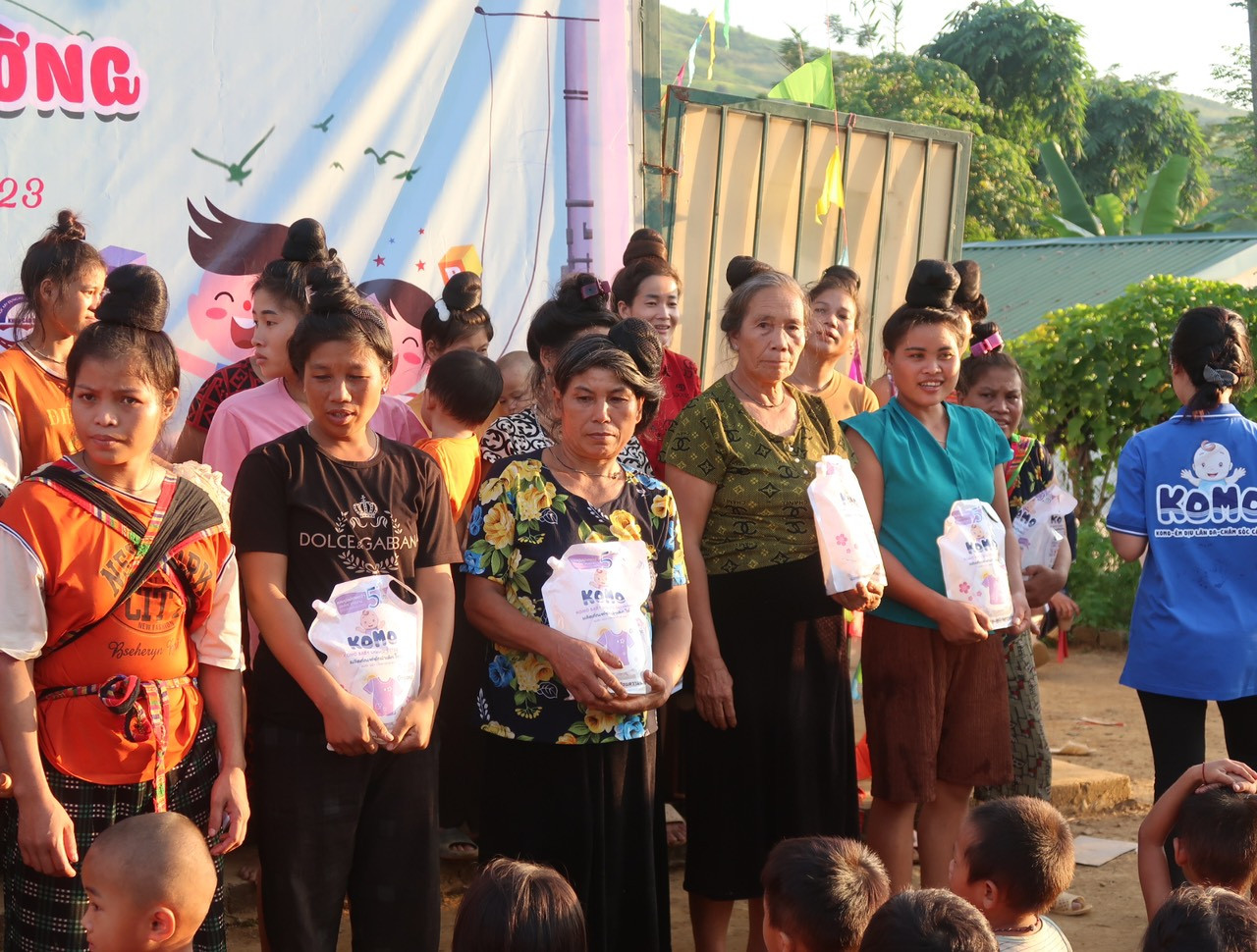 Đoàn tình nguyện còn tặng quà cho người dân