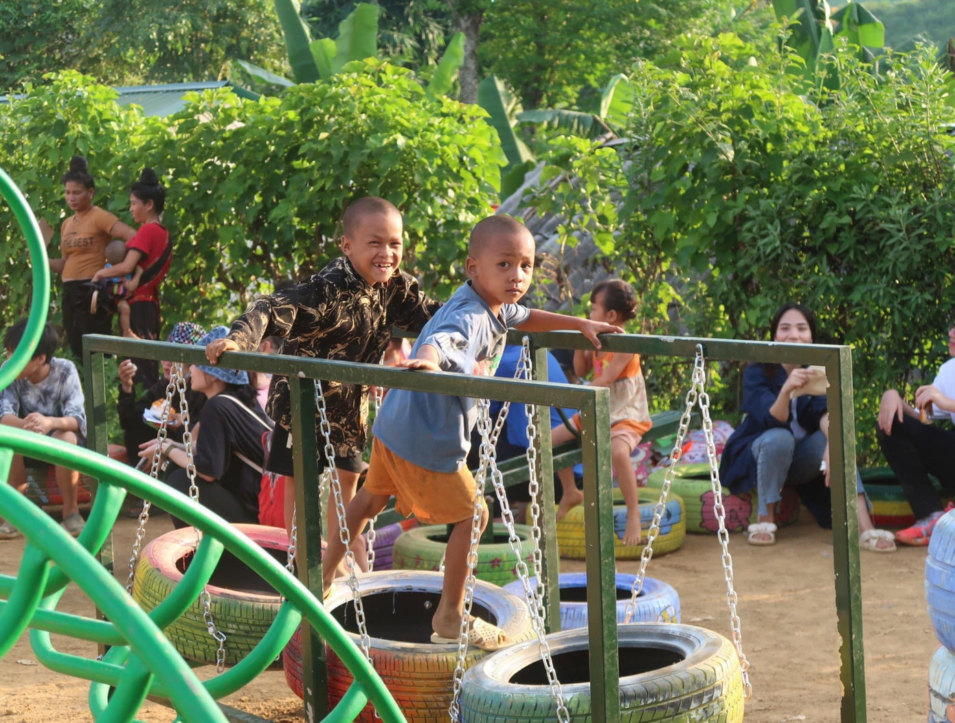 Niềm vui của học sinh Chiềng Sơ khi được vui chơi tại sân chơi mới do đoàn tình nguyện làm từ vật liệu tái chế