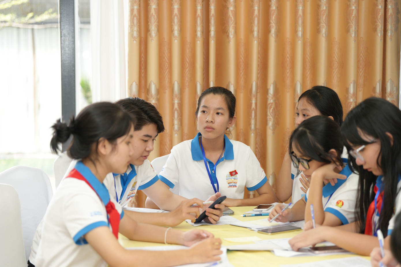 Các đại biểu thảo luận tại tổ