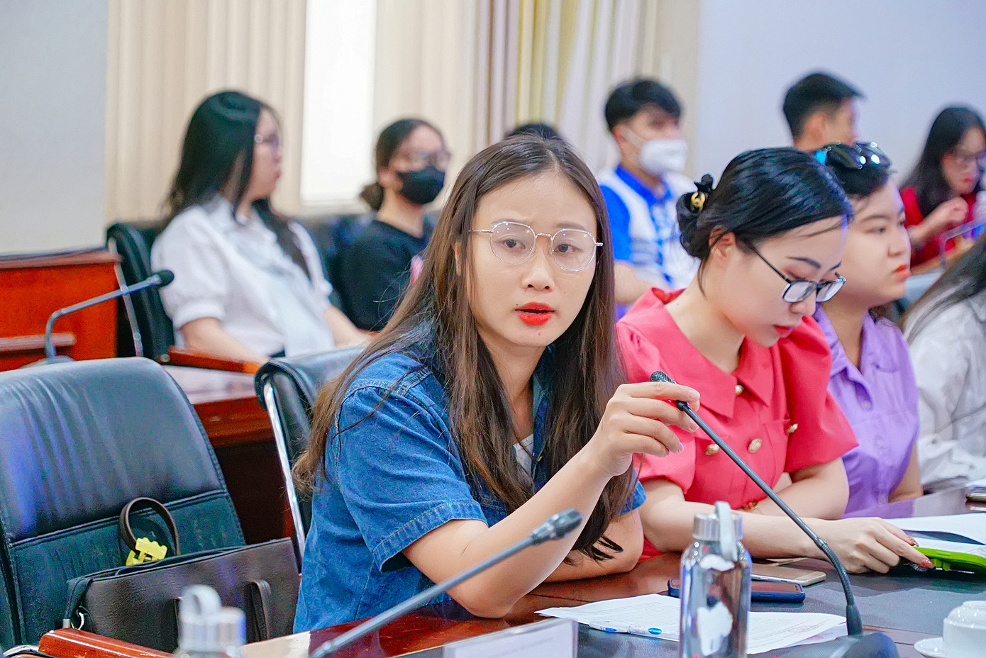 Các phóng viên trao đổi thông tin về cuộc thi Star Awards 2023