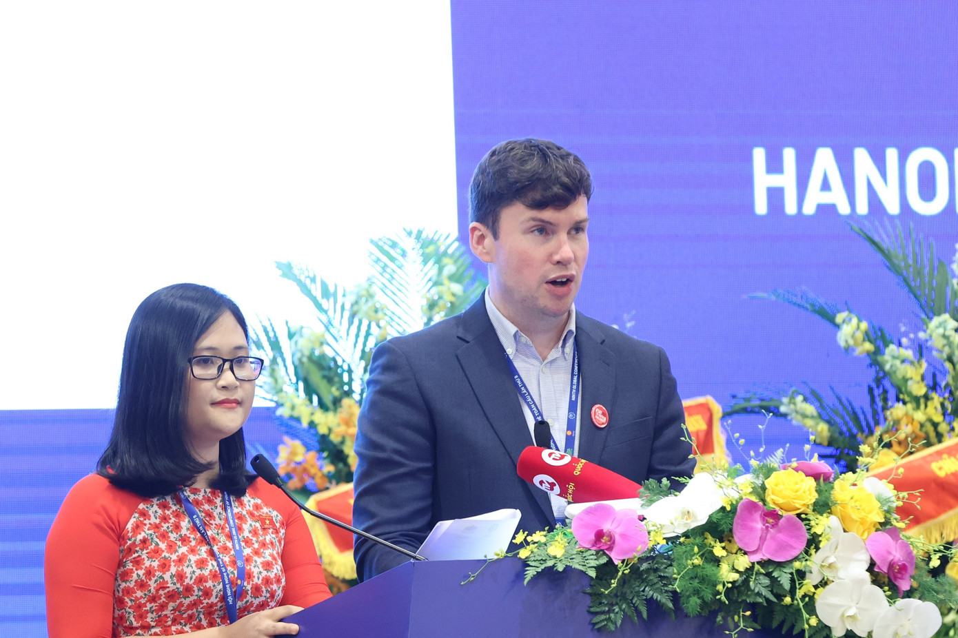 Bà Hà Ánh Phượng - Đại biểu Quốc hội Việt Nam; ông Dan Carden - Chủ tịch Diễn đàn Nghị sĩ trẻ IPU, Nghị sĩ Vương quốc Anh trình bày và thông qua Tuyên bố Hội nghị.