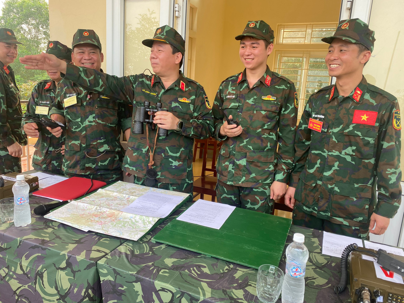 Trung úy Lương Bá Hiếu (thứ 2, từ phải sang) cùng đồng đội