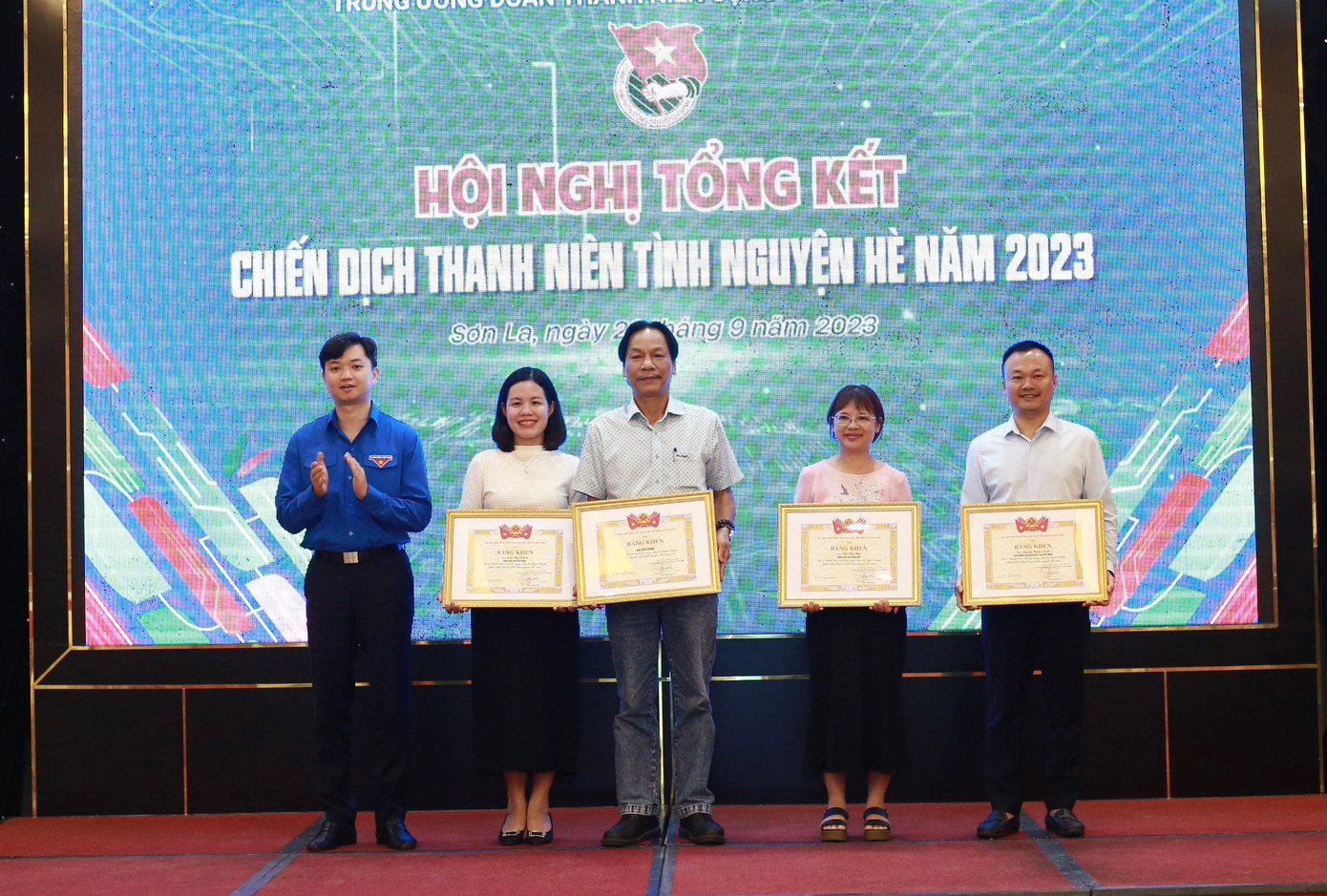 Bí thư T.Ư Đoàn Nguyễn Minh Triết tặng Bằng khen cho tập thể, cá nhân có thành tích xuất sắc trong công tác Tuyên truyền Chiến dịch TNTN Hè 2023, trong đó có tập thể Báo Tiền Phong, Ban Thanh niên Báo Tiền Phong. Ảnh: Bảo Anh Bí thư T.Ư Đoàn Nguyễn Minh Triết tặng Bằng khen cho tập thể, cá nhân có thành tích xuất sắc trong công tác Tuyên truyền Chiến dịch TNTN Hè 2023, trong đó có tập thể Báo Tiền Phong, Ban Thanh niên Báo Tiền Phong. Ảnh: Bảo Anh